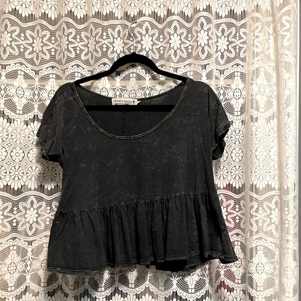 Cute ruffle crop!